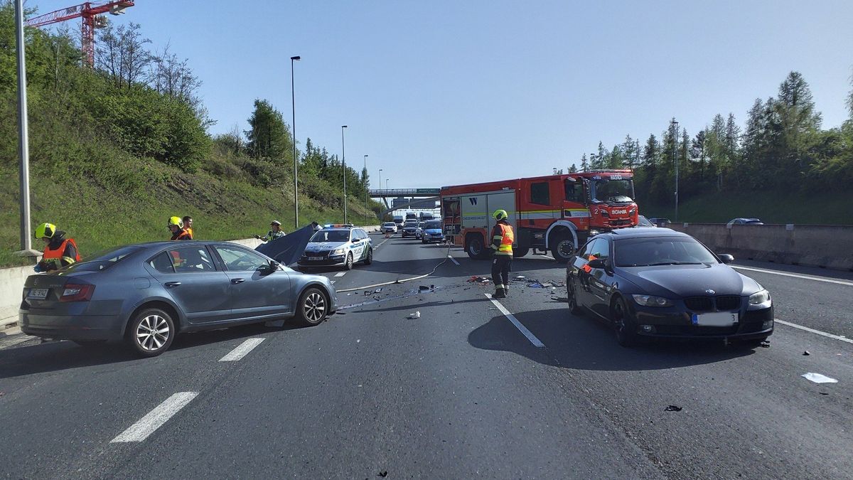 Hromadná nehoda tří aut zastavila provoz na Pražském okruhu